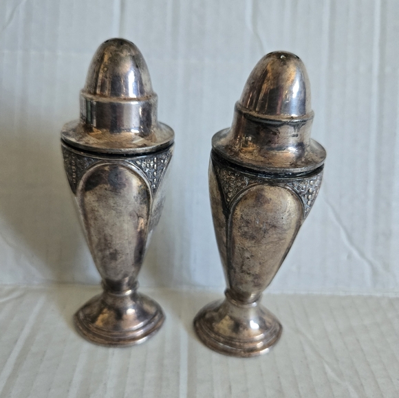 WM. A. Rogers 401 Silver Plated Zing Salt or Pepper Shakers With Screw On Tops - Picture 3 of 8